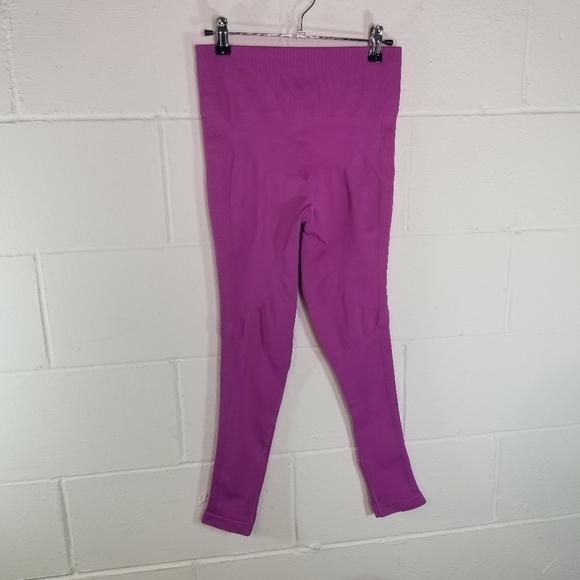 Lululemon zone in tight seamless fuschia compression leggings - Picture 9 of 11